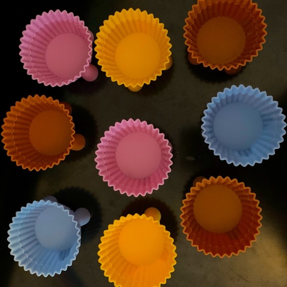 8 Wilton Silicone Cupcake Cookware Unique Feet/Stand. - Picture 5 of 12